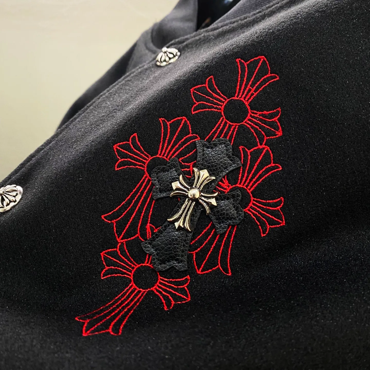 P410 Chromehearts New Crow Heart Horseshoe Cross Baseball Jacket Customized Woolen Fabric Spliced PU Leather Sleeves Heavy Design Exclusive Customized Cross Metal Decoration Full of Dark Style 🔥 Loose Fit Very Handsome for Men and Women Red Label Cross Size: S M L XL (176 145 wear M) S M L 75 77 Sleeve length 65 66 67 68 Shoulder width 54 55 56 57